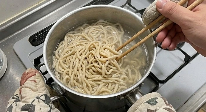 機能低碳麵簡單滾煮數分鐘即可撈起，輕鬆鎖住麵體Q彈口感&nbsp;