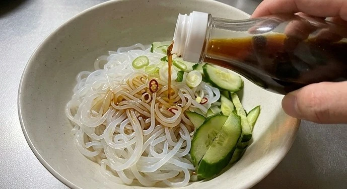 淋上清涼爽口的低醬油與辛香料，蒟蒻麵開袋即食、淋醬即吃，是極低熱量飲食衝刺期的首選