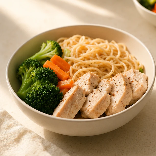 麵條搭配雞肉與蔬菜，即使是一人份料理，也能讓主食、蛋白質與蔬菜出現在同一餐。