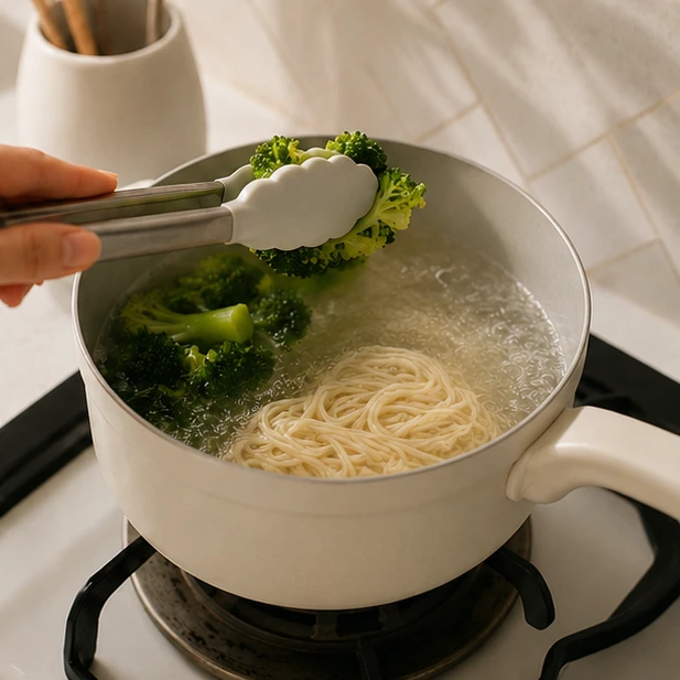 利用同一鍋水先燙蔬菜再煮麵，是租屋族與一人料理減少鍋具使用的簡單方式。