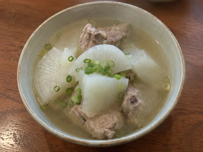 白蘿蔔排骨湯可作為日常湯品，排骨會額外提供蛋白質與脂肪，料理時也可留意湯中的油脂與鈉含量。&nbsp;