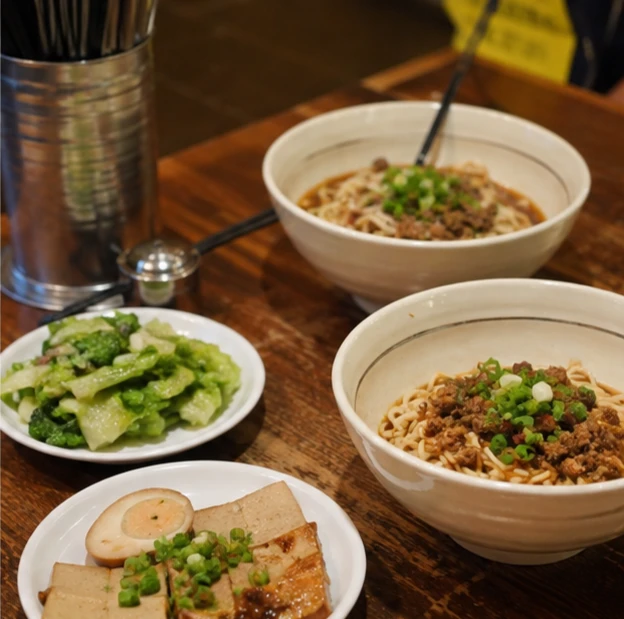 清爽飲食仍可以保留蛋白質、蔬菜與適量脂肪，不需要只靠生菜、水果或完全去油的料理方式。