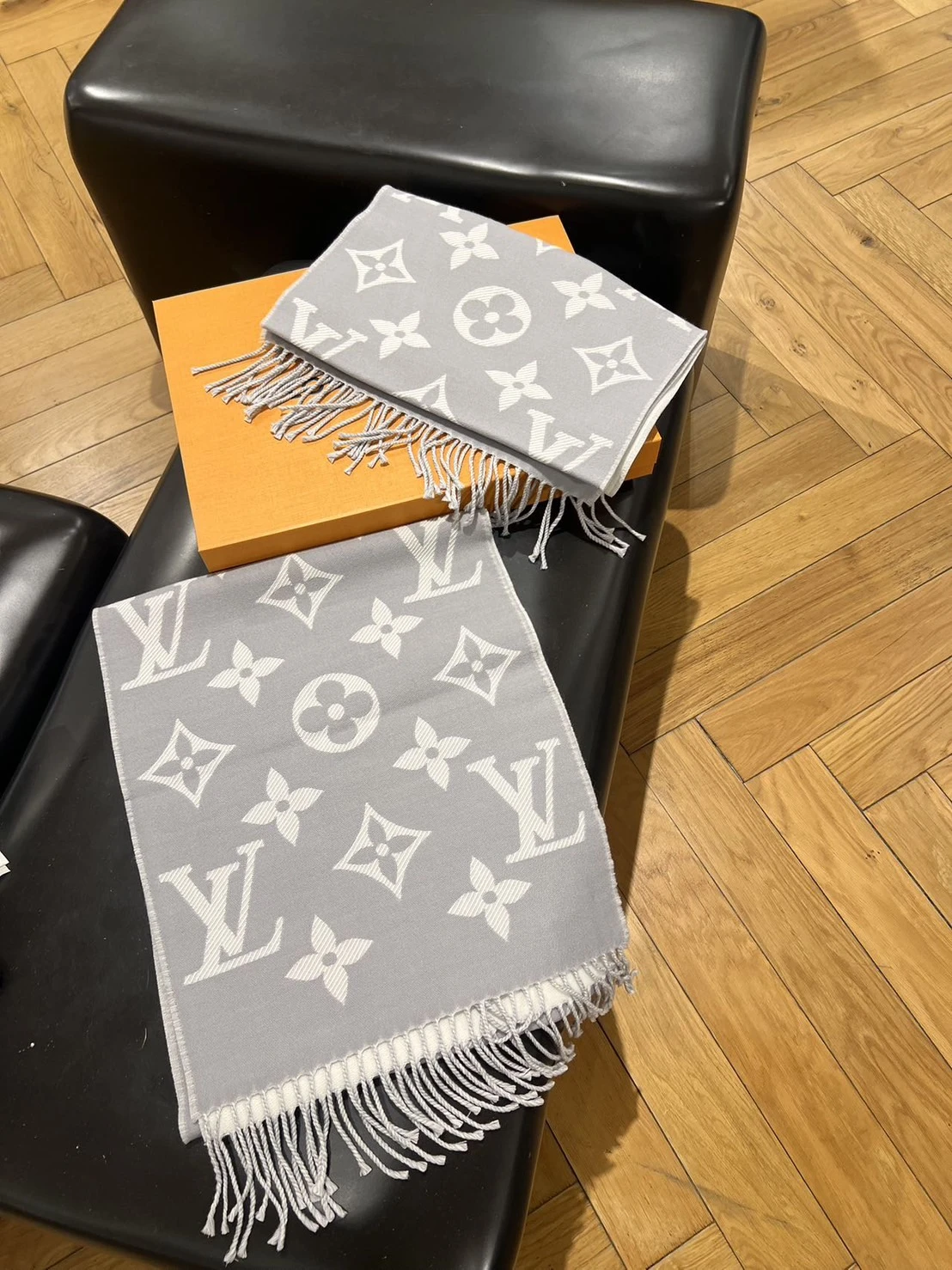 LV超人氣灰色圍巾