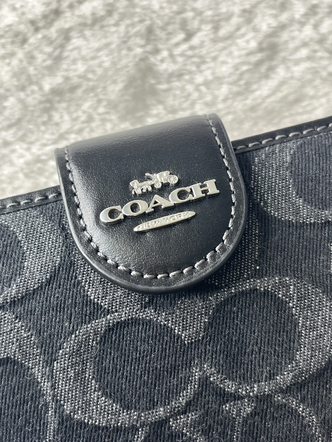 黑色質感｜COACH 經典 Logo 中夾