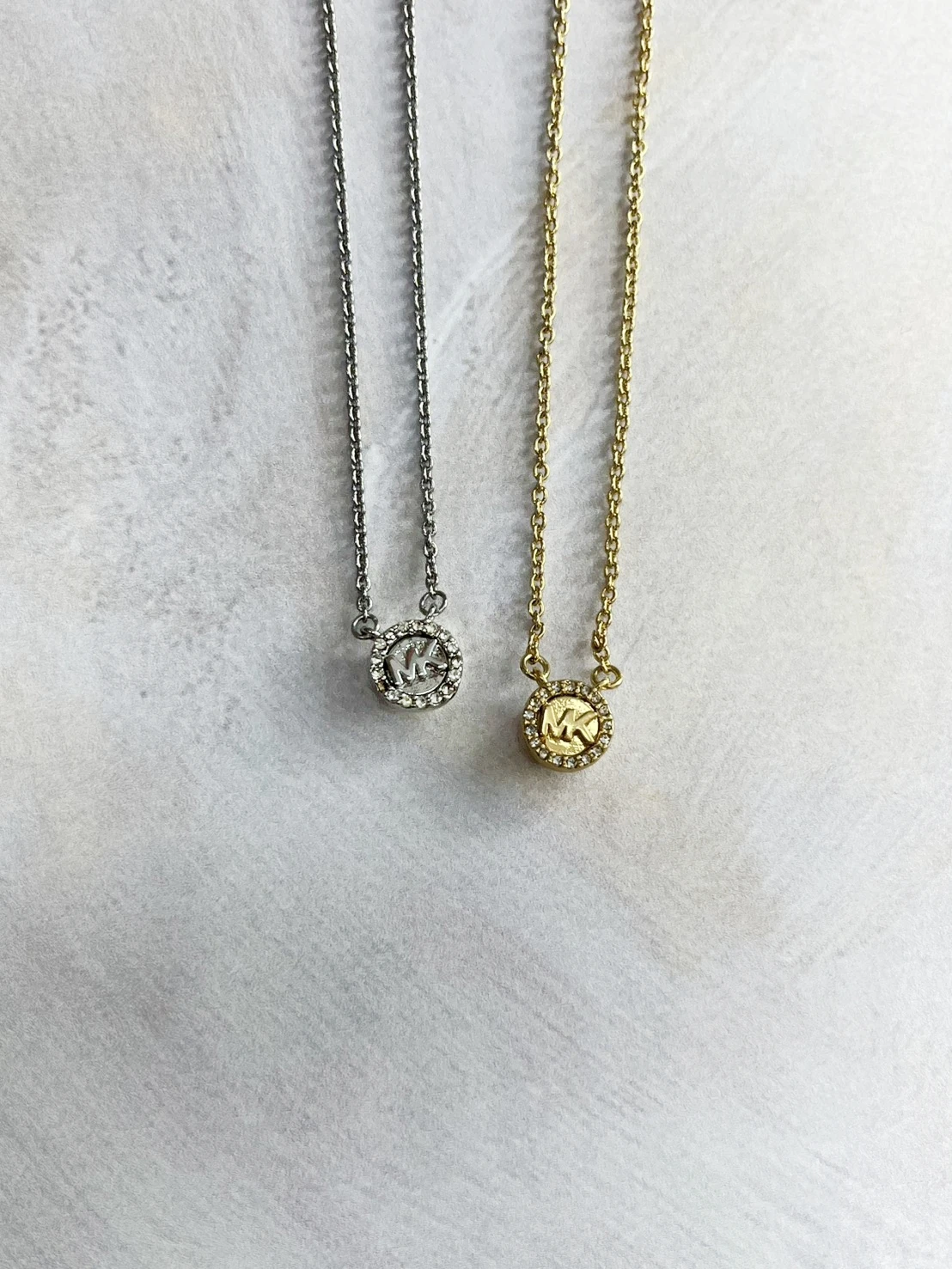 質感百搭｜Michael Kors 精緻字母圓牌項鍊