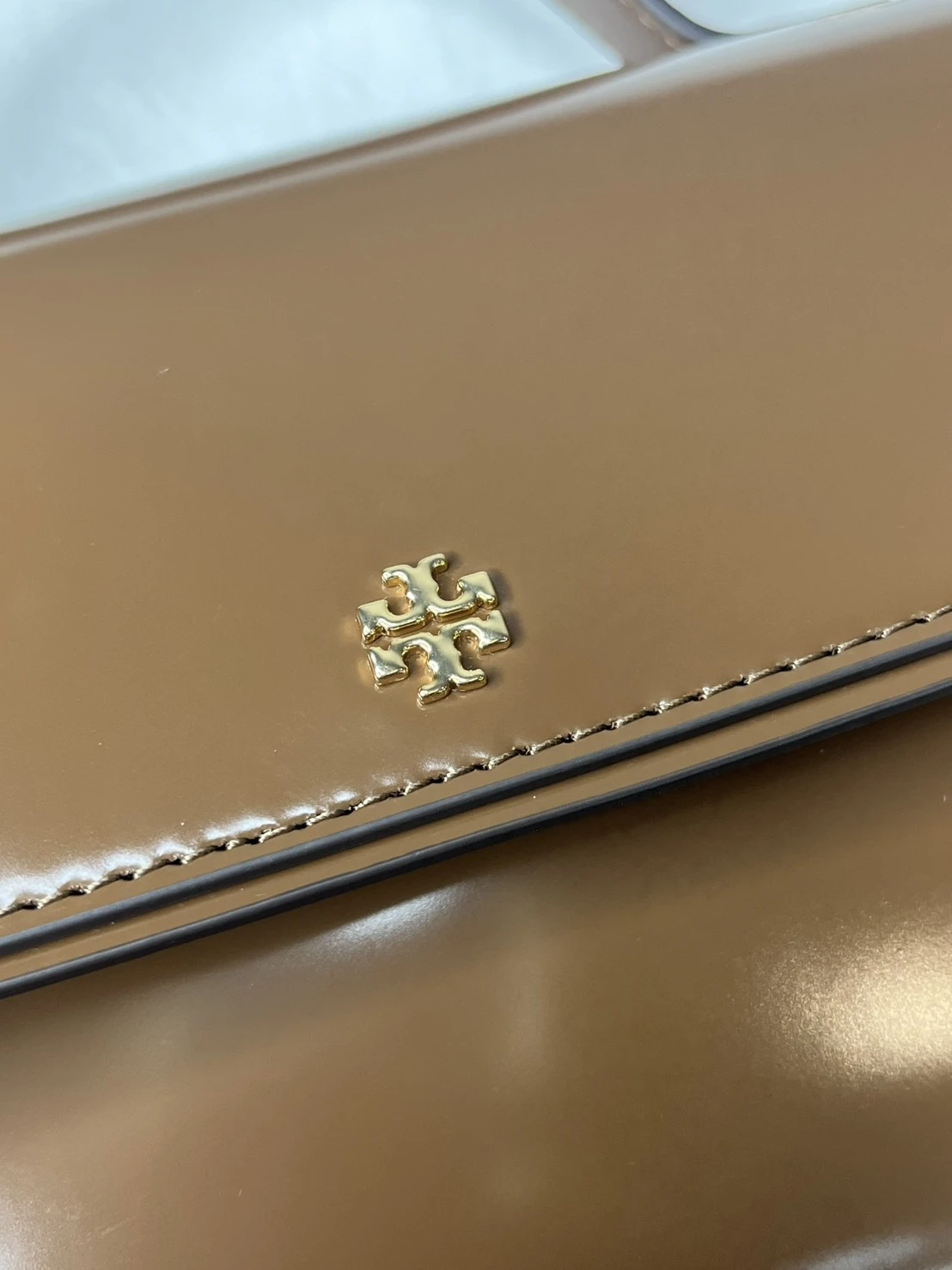 質感爆棚｜TORY BURCH 復古光澤掀蓋包