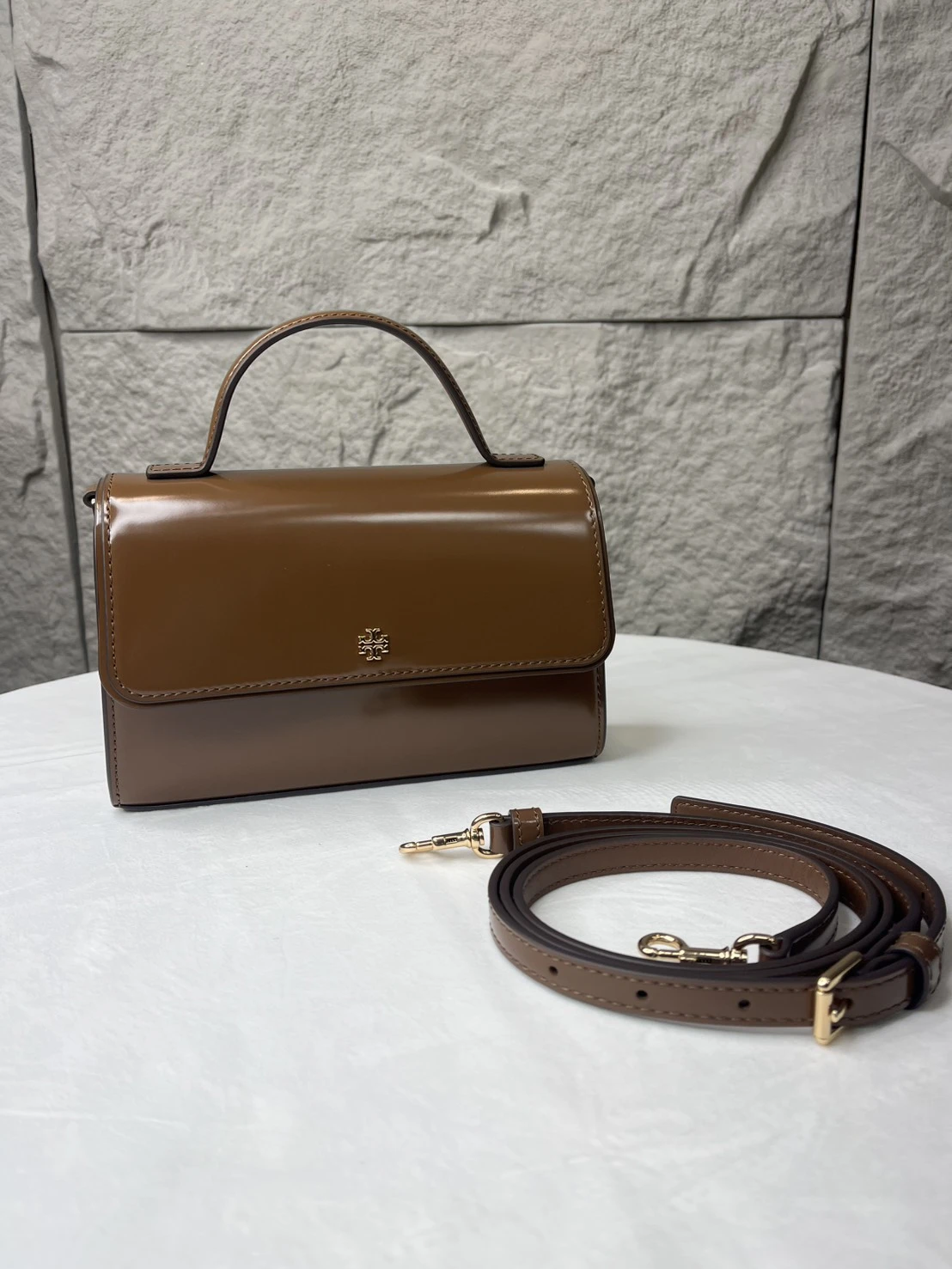 質感爆棚｜TORY BURCH 復古光澤掀蓋包
