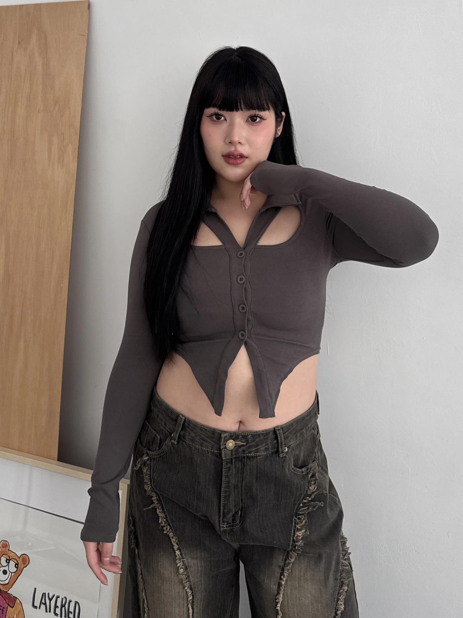 𝘔𝘪𝘴𝘴.𝘉𝘦𝘭𝘭𝘢.辣妹簍空排釦上衣2881
