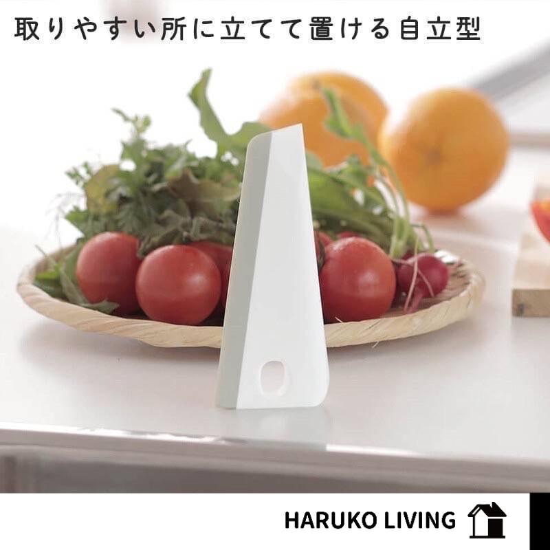 【春子家】白色廚房刮刀 清潔刮刀 日本 刮油刀 MARNA  除水刮刀 除油刀 浴室刮刀 廚房刮刀 三角刮刀 可站立刮刀
