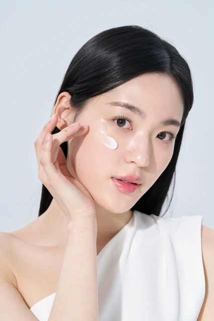 KY 精萃亮折光潤顏防曬乳 SPF50+  PA+++