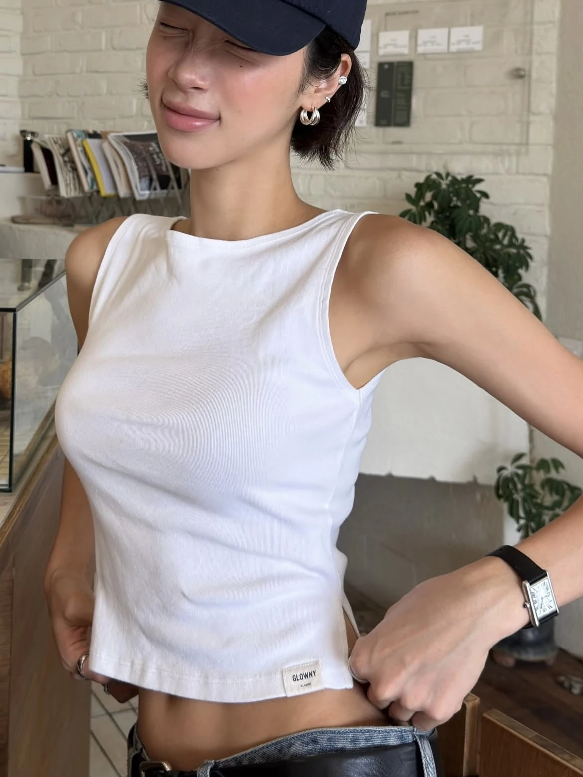 G slit sleeveless top