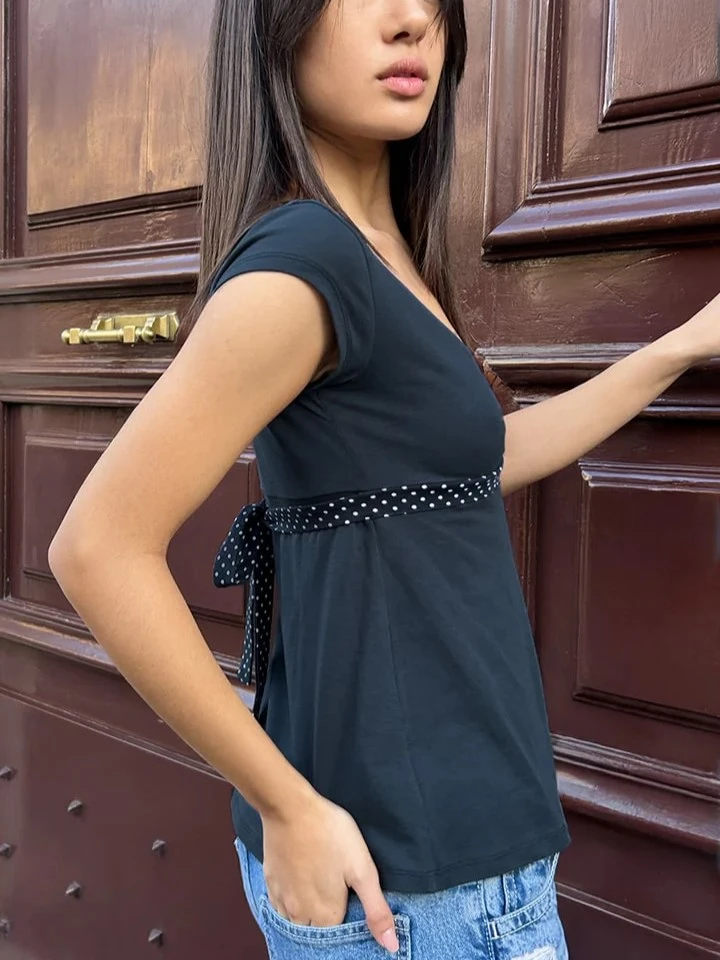v-neck t-shirt with polka dot ribbon