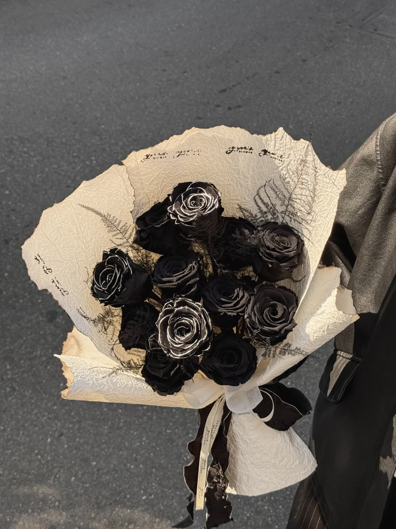 香奈兒銀邊黑玫瑰永生花束
