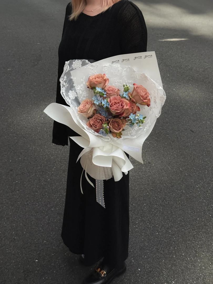 卡布奇諾玫瑰 x 日本baby blue藍星花 蕾絲花束