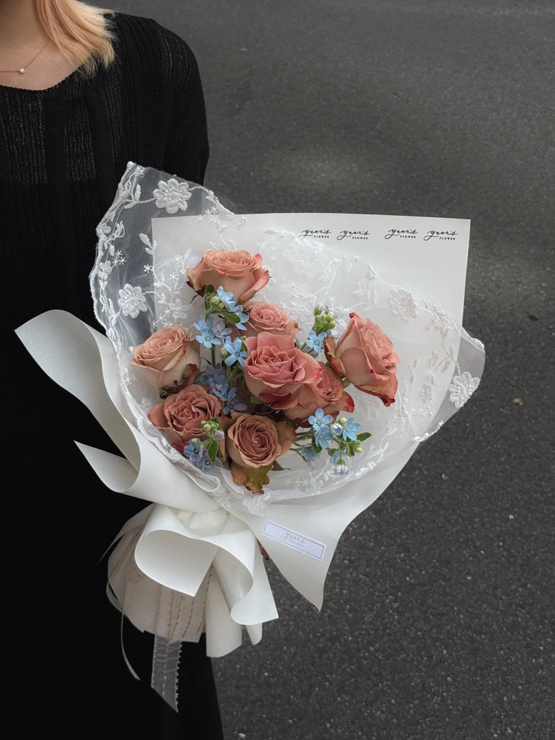 卡布奇諾玫瑰 x 日本baby blue藍星花 蕾絲花束
