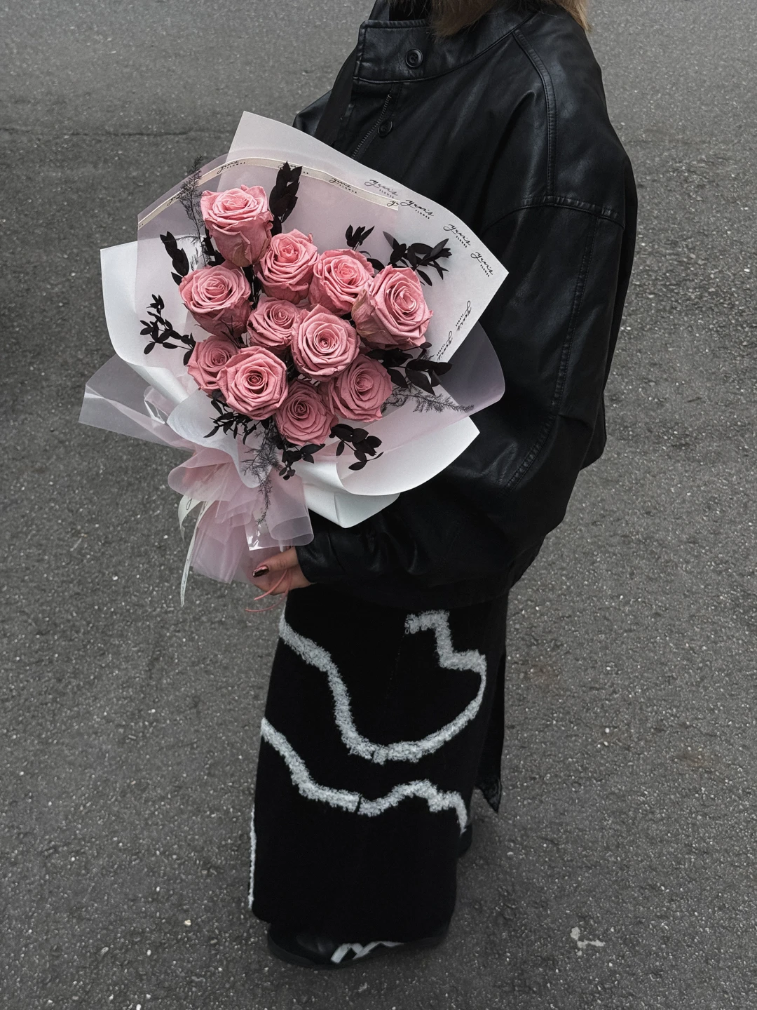 街拍實拍|復古粉永生玫瑰花束,莫蘭迪粉玫瑰搭配深色葉材與白粉霧面包裝;黑色皮衣手持的對比,溫柔又有質感