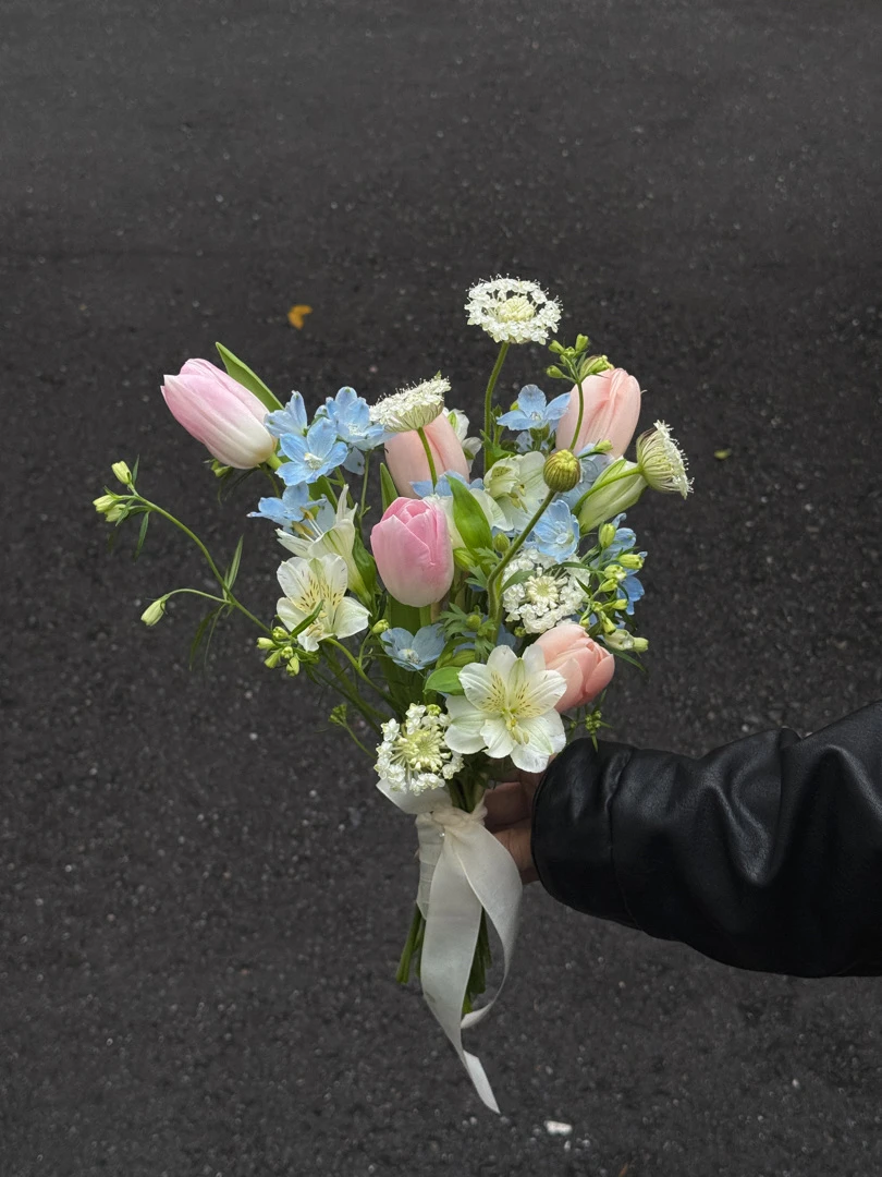 粉藍輕舞鬱金香捧花 Blush Blue Tulip Posy