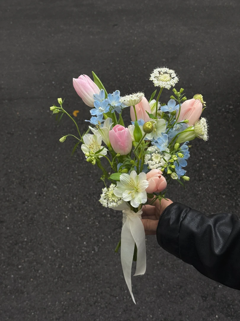 粉藍輕舞鬱金香捧花 Blush Blue Tulip Posy