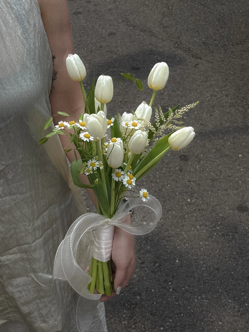 白色純境鬱金香捧花 Pure Bloom Tulip Posy