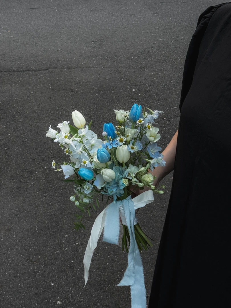 碎冰晨藍鬱金香捧花 Frosted Blue Tulip Bouquet