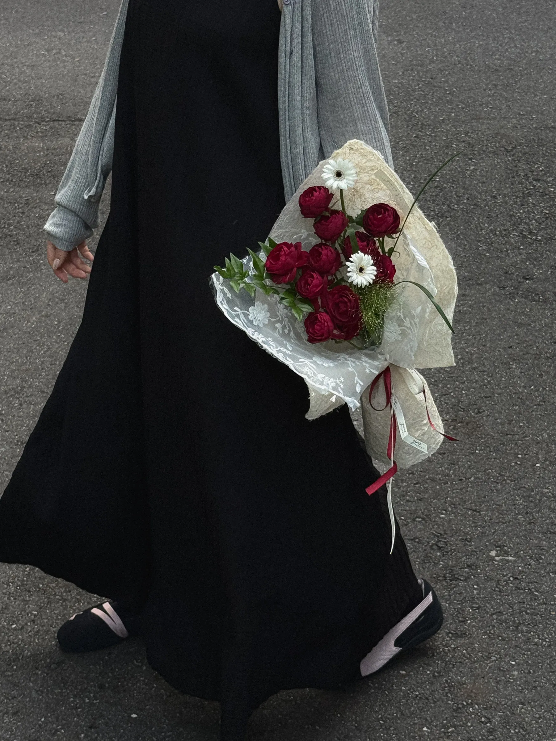 女生抱著紅蕾絲泡泡玫瑰花束，酒紅玫瑰與白色迷你太陽花
