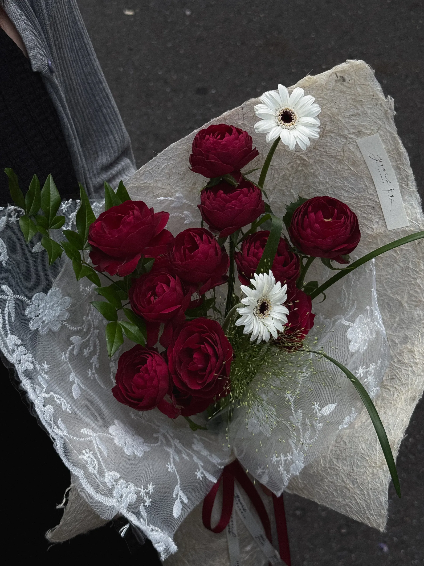紅蕾絲泡泡玫瑰花束包裝細節，米白手工紙與白色蕾絲
