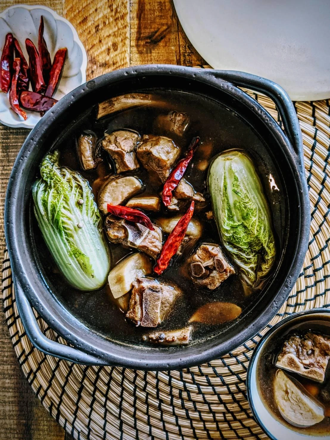 異國料理—肉骨茶，星馬地區道地佳餚