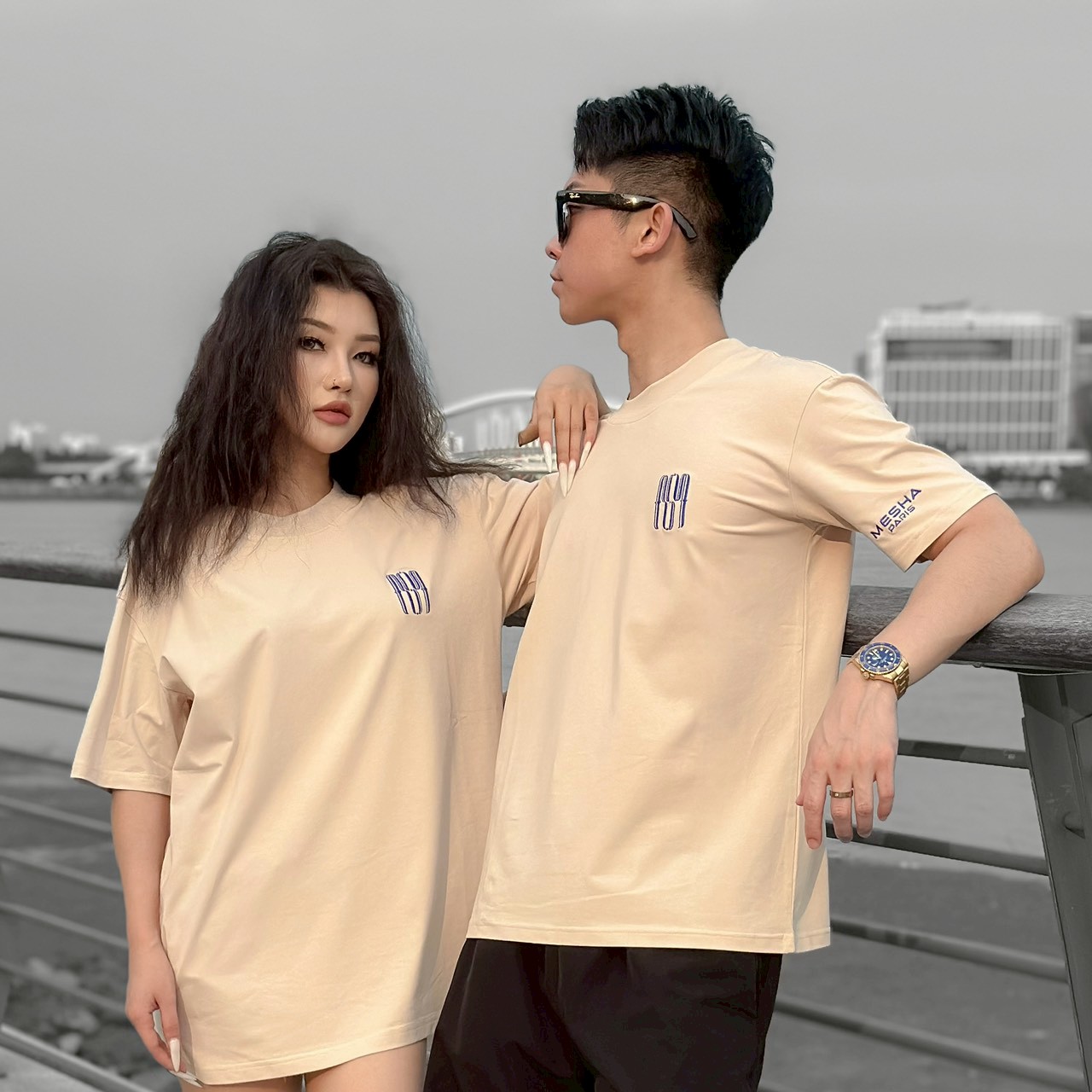 【MESHA】刺繡Logo｜沙荒丘 · 藍標 Mesha｜年輕人必備穿搭品牌，帥到不解釋