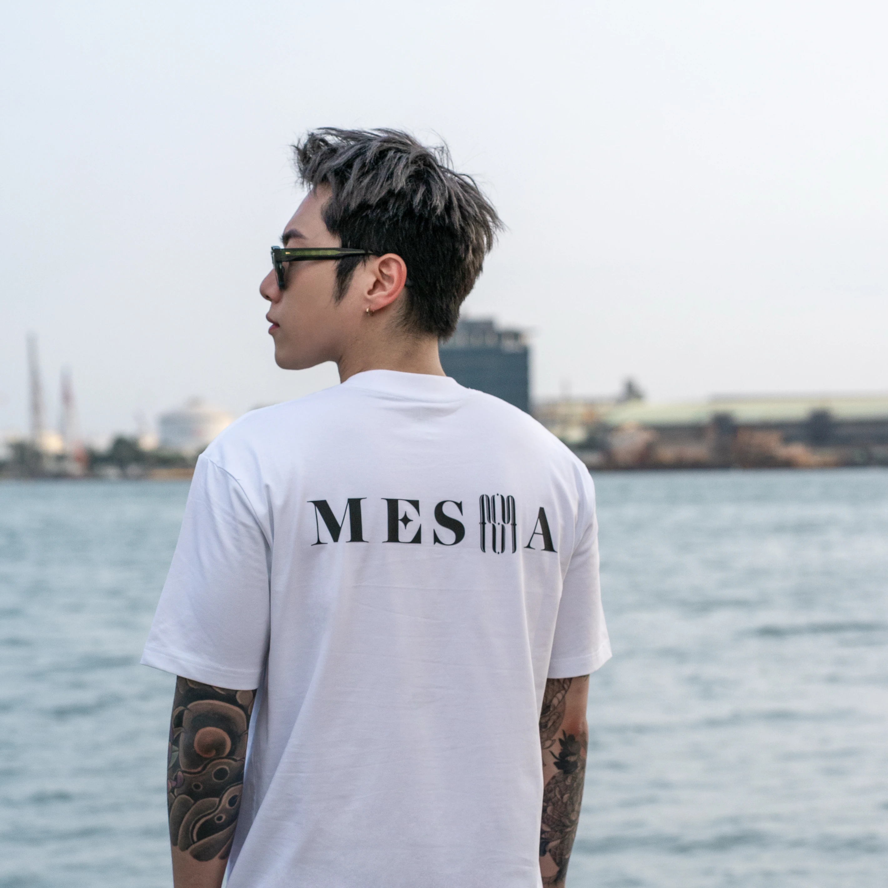 【MESHA】黑標識語｜萊卡短T(2色)