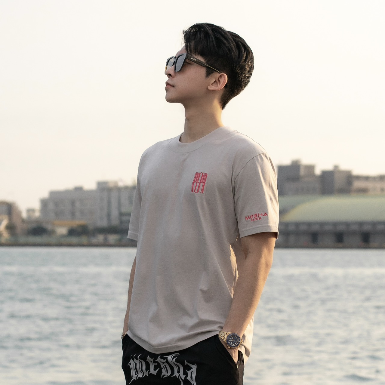 【MESHA】刺繡Logo｜灰勢力 · 粉標 Mesha｜年輕人必備穿搭品牌，帥到不解釋