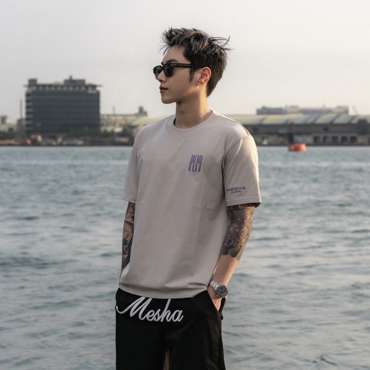 【MESHA】刺繡Logo｜灰勢力 · 藍標 Mesha｜年輕人必備穿搭品牌，帥到不解釋