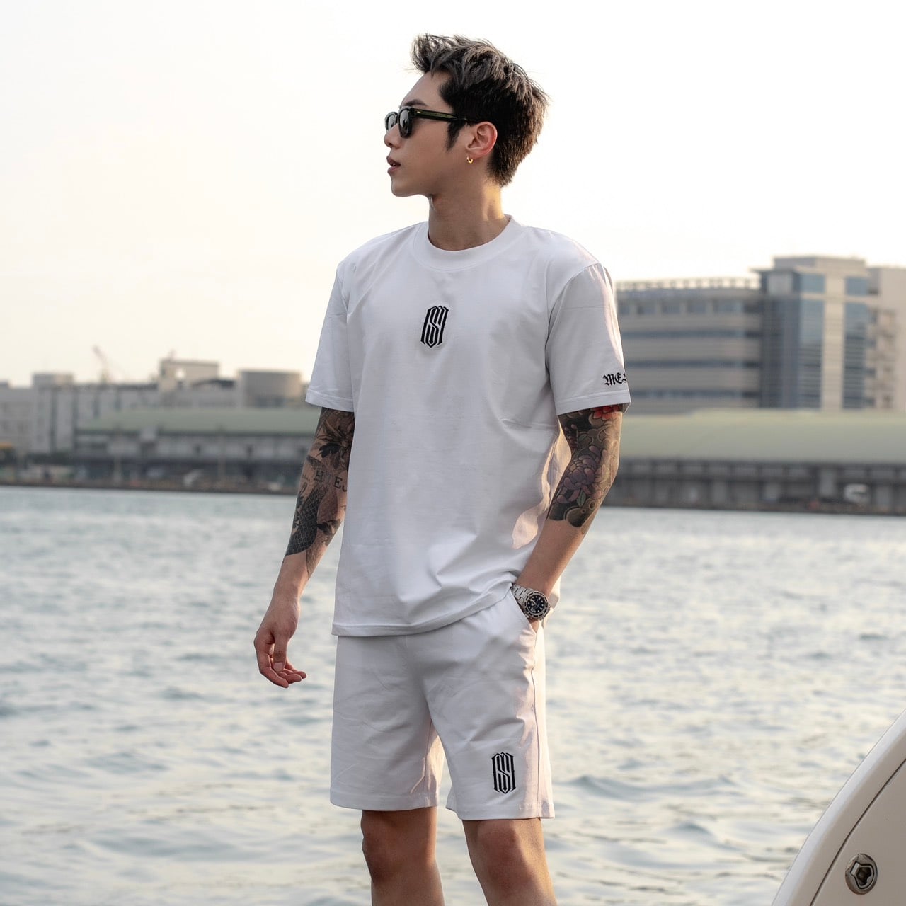 【MESHA】新款刺繡LOGO白色套裝組 Mesha｜年輕人必備穿搭品牌，帥到不解釋