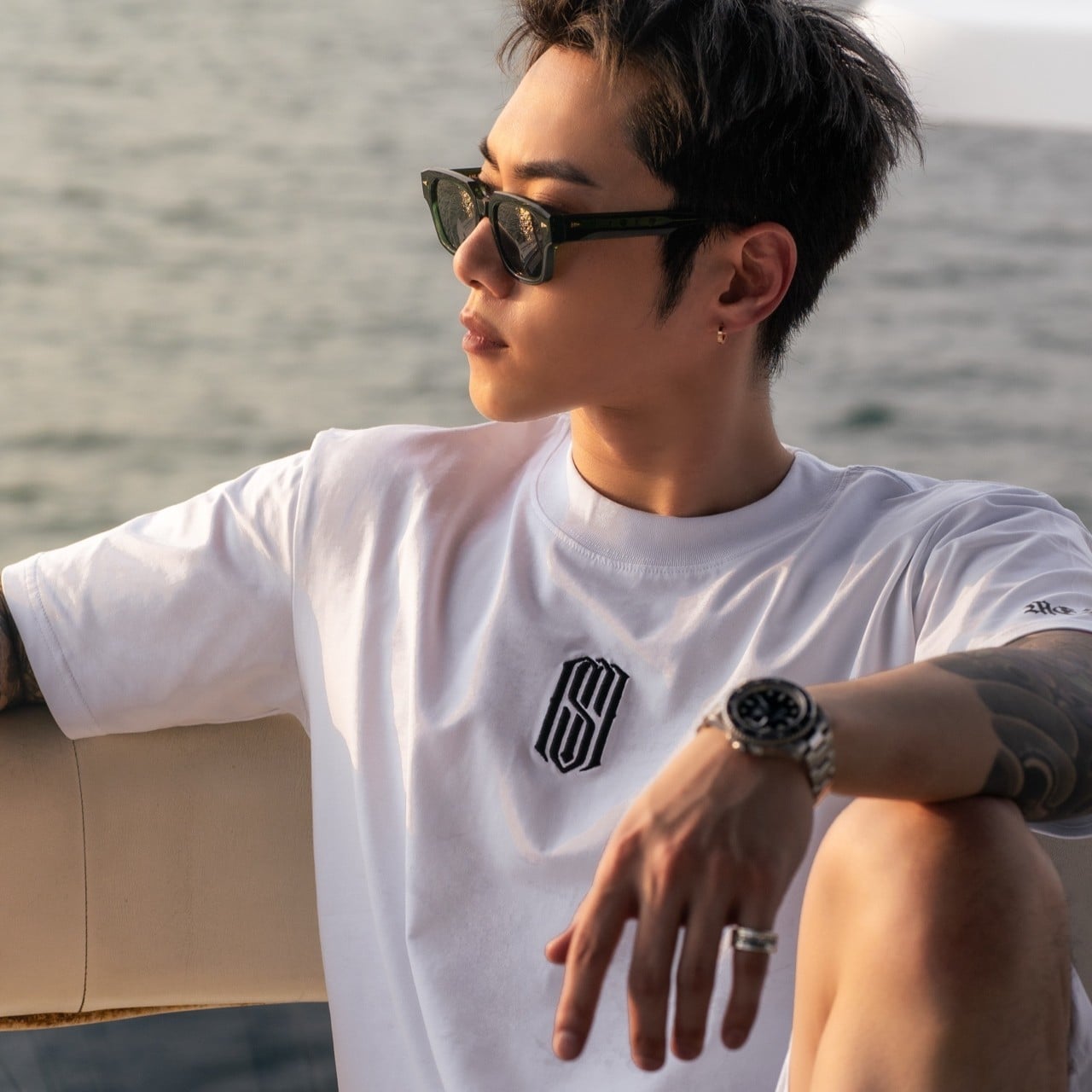 【MESHA】新款刺繡LOGO｜萊卡短T．白色 Mesha｜年輕人必備穿搭品牌，帥到不解釋