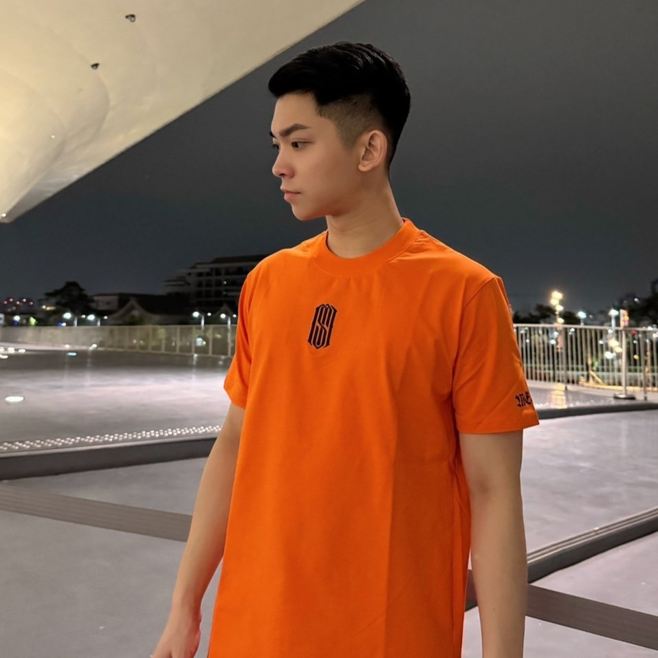 【MESHA】新款刺繡LOGO｜萊卡短T．橘色 Mesha｜年輕人必備穿搭品牌，帥到不解釋