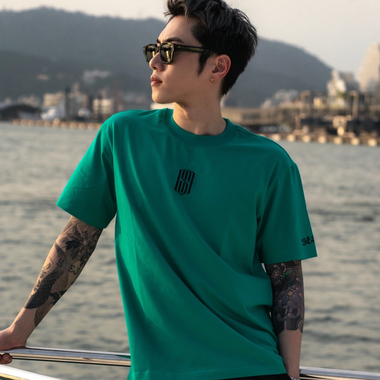 【MESHA】新款刺繡LOGO｜萊卡短T．綠色 Mesha｜年輕人必備穿搭品牌，帥到不解釋