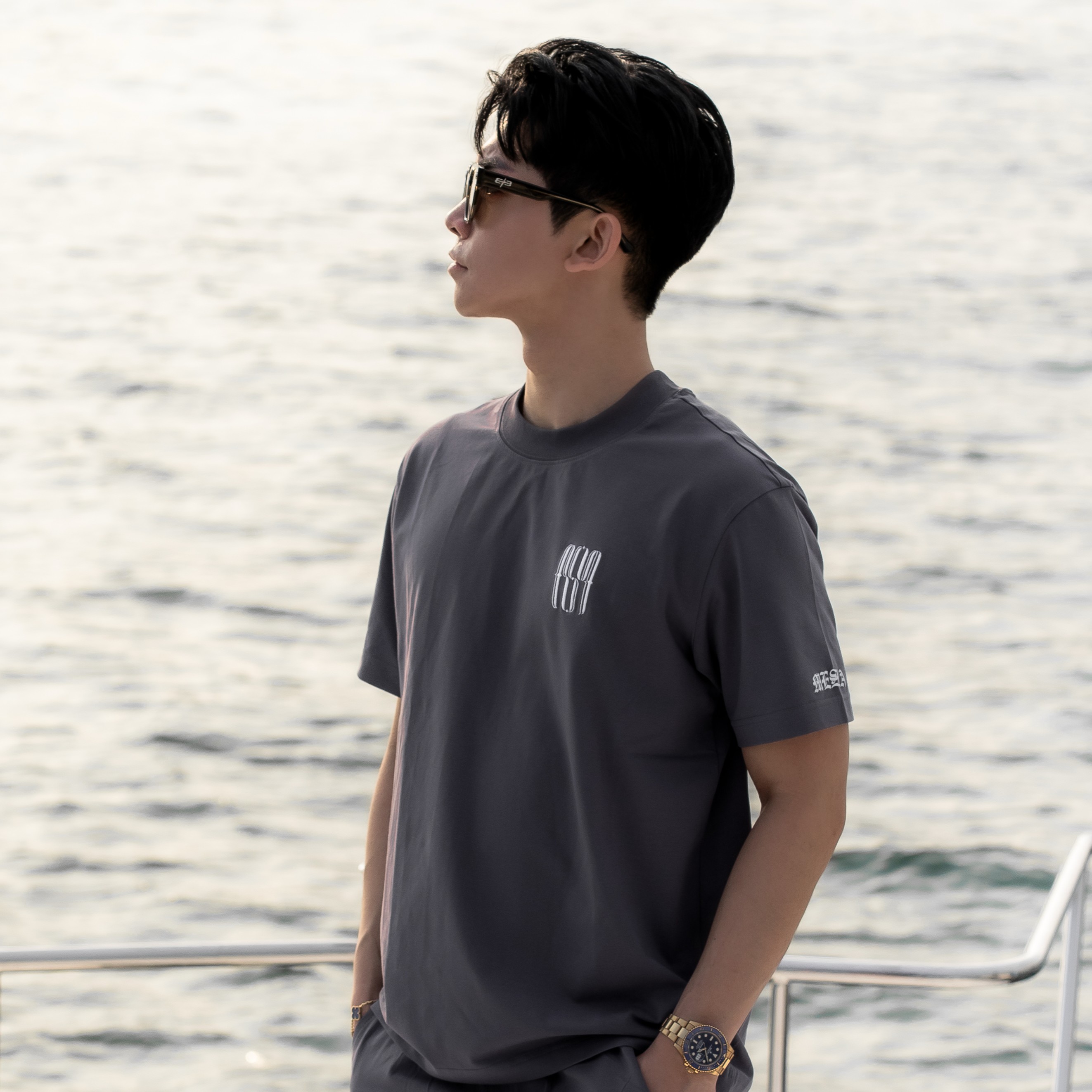 【MESHA】刺繡LOGO｜萊卡短T · 鐵灰 Mesha｜年輕人必備穿搭品牌，帥到不解釋