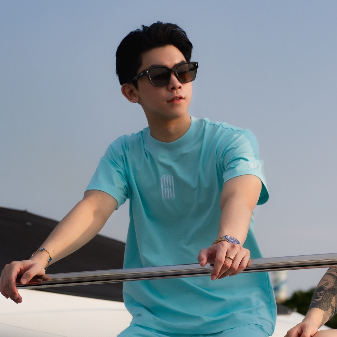 【MESHA】新款刺繡LOGO｜萊卡短T．寶寶藍 Mesha｜年輕人必備穿搭品牌，帥到不解釋