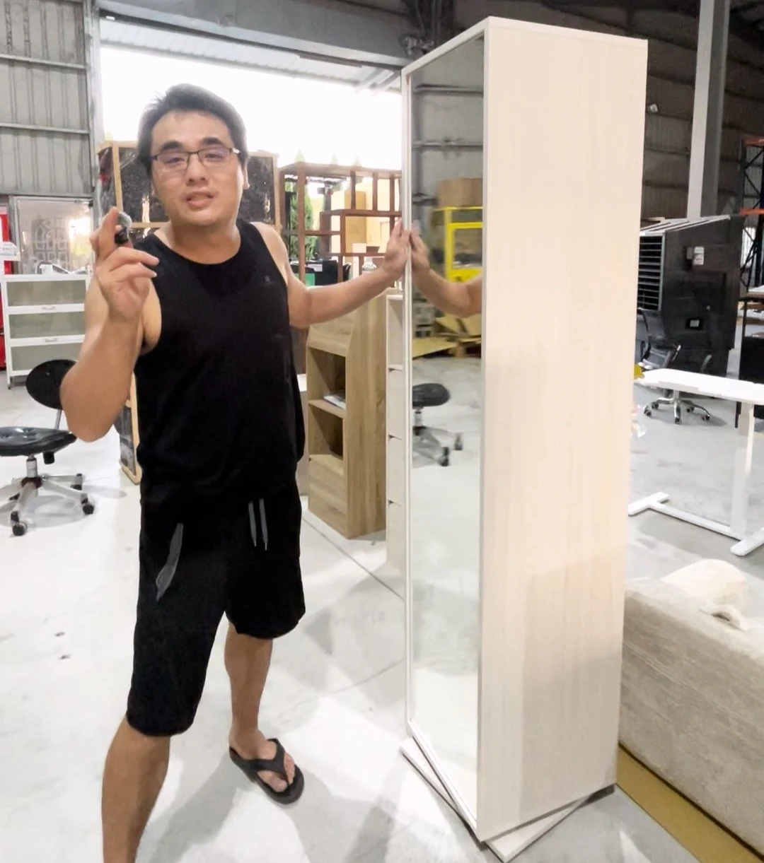 【凱文哥•免安裝 整組到府定位】台灣製造 木心板旋轉全身鏡櫃｜一秒隱藏鏡面防風水禁忌｜落地穿衣鏡包包化妝品儲物櫃 (加厚穩固不搖晃／小坪數大容量)@MI