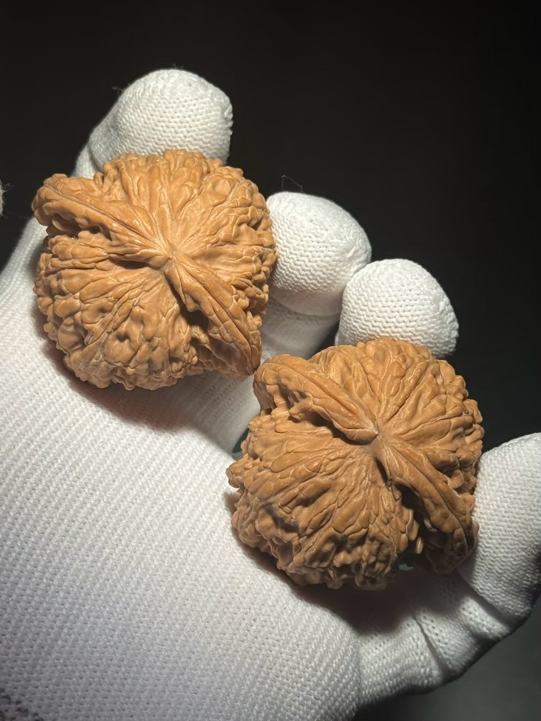 文玩核桃 三角白獅子 Pair of Match Chinese Health Walnut 40×40×37mm精配文玩核桃～三角白