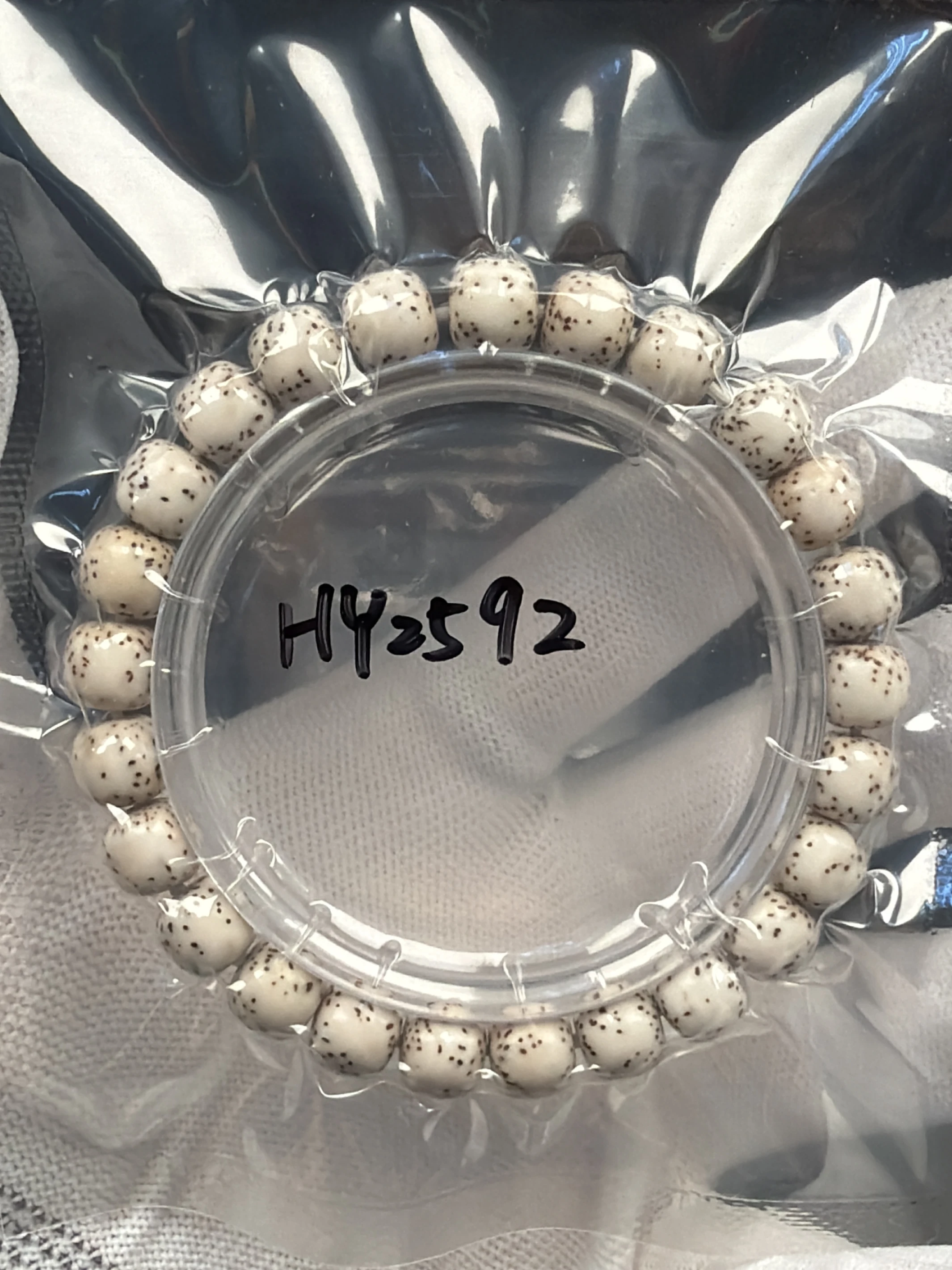[ 上善文玩 ] 尺寸9*8｜ [ 原生態 ］海南星月菩提同樹同枝老型單圈｜約25顆｜(HY2592）