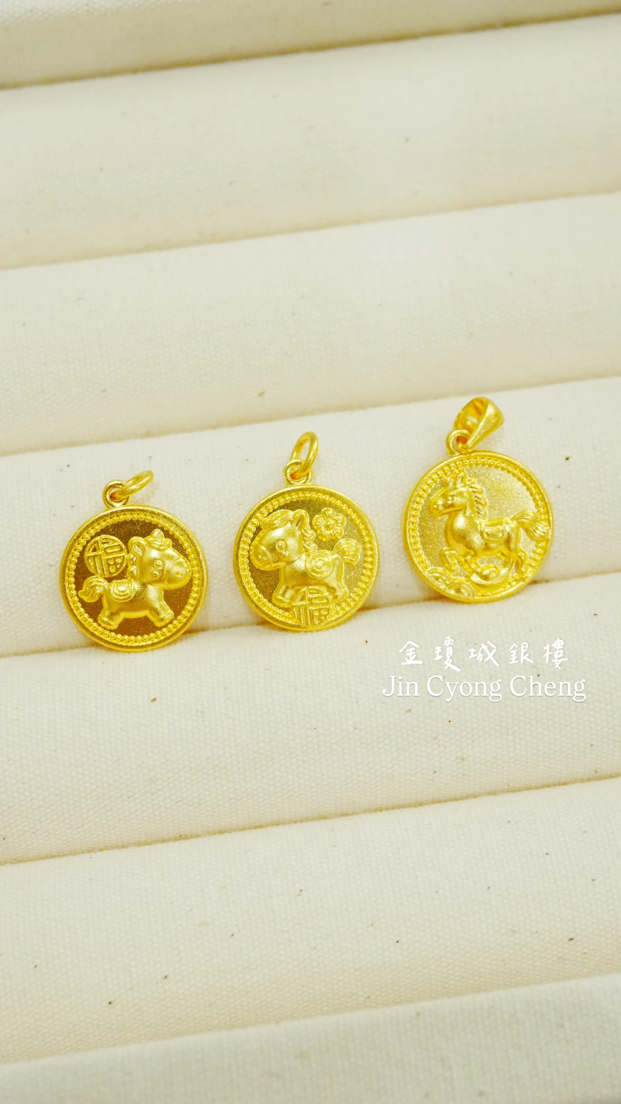 黃金小馬彌月墜子