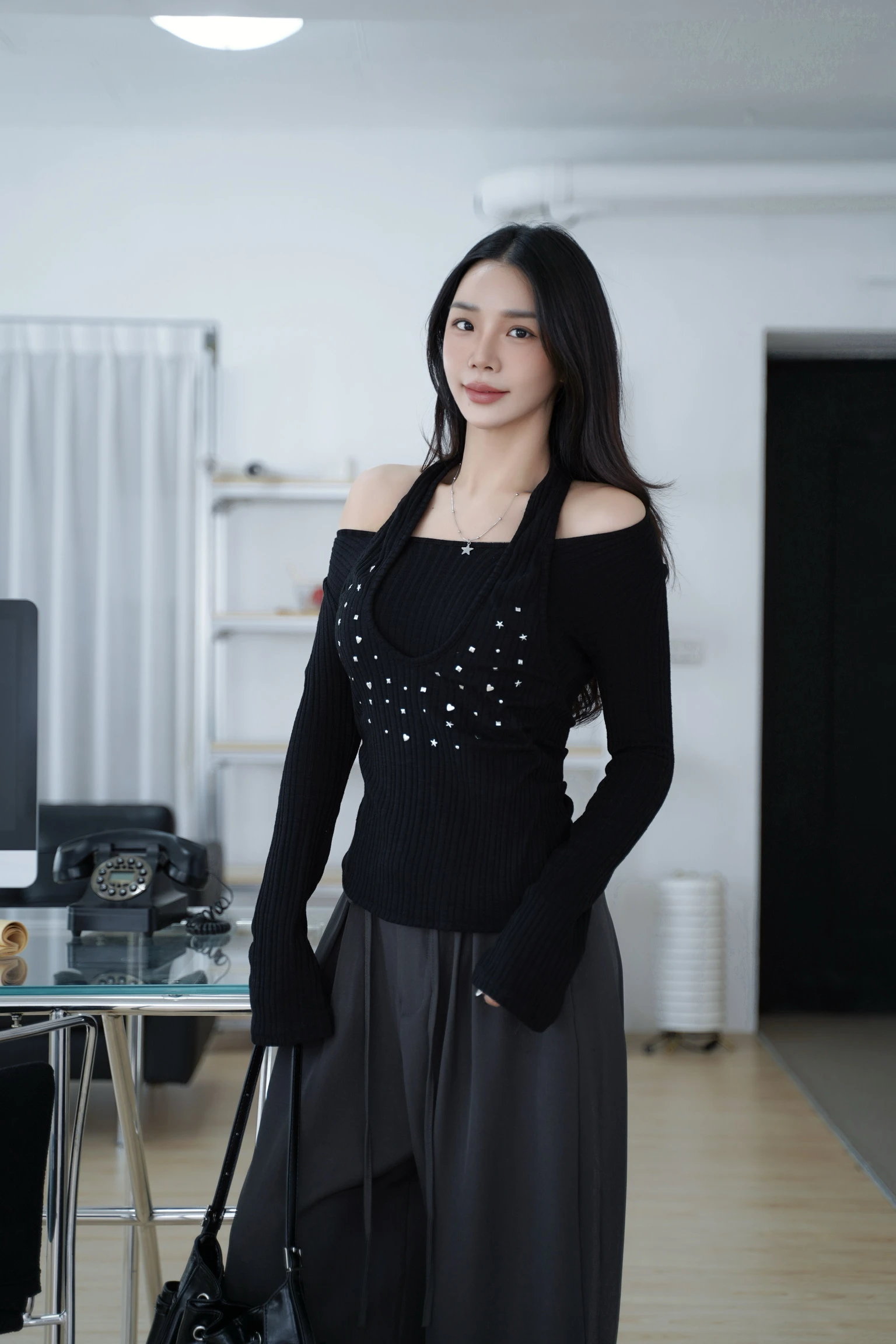 廠商自訂·貼鑽造型針織掛脖喇叭袖上衣 //3色