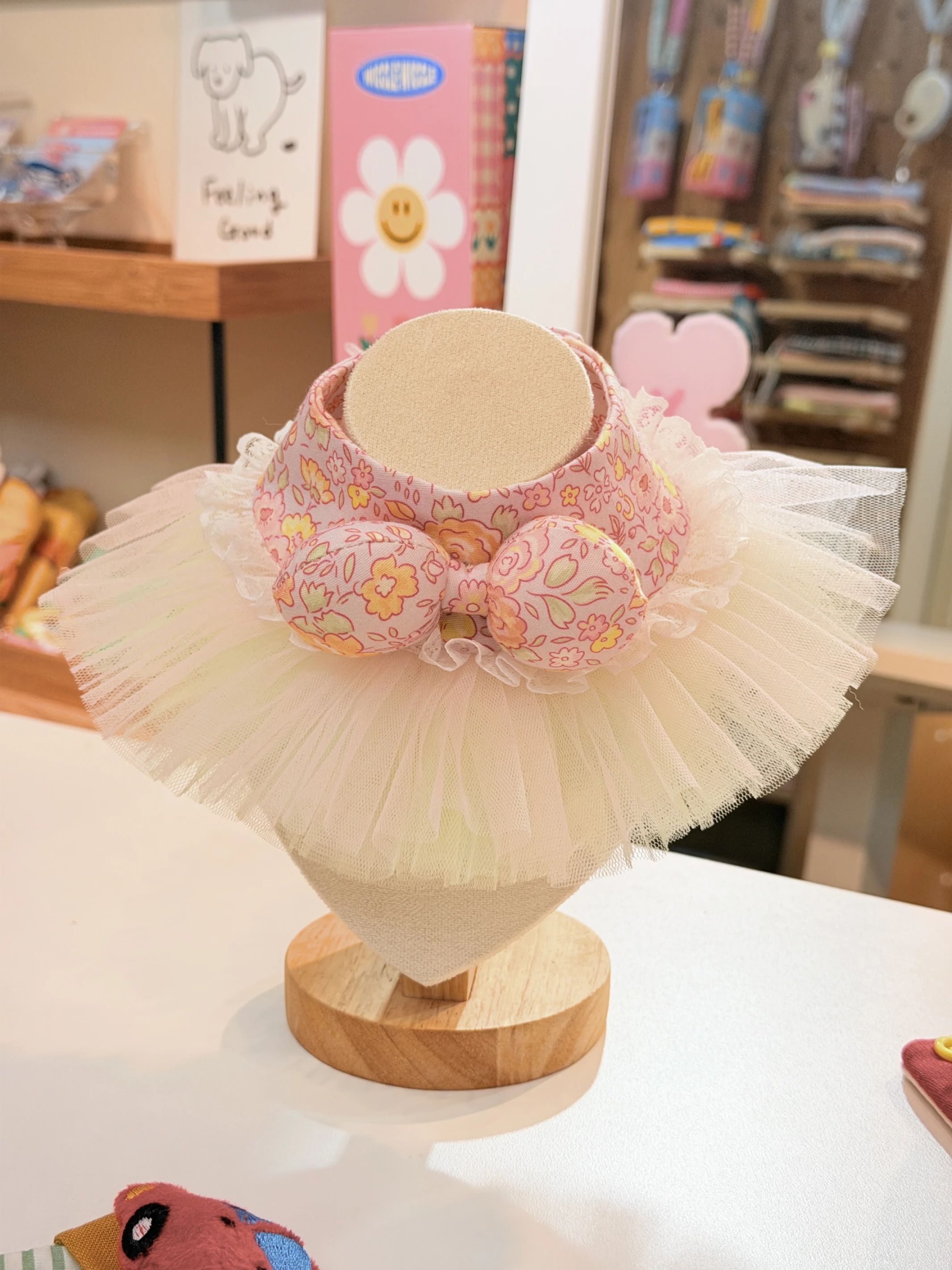 粉色花卉蕾絲蓬蓬裙寵物領巾