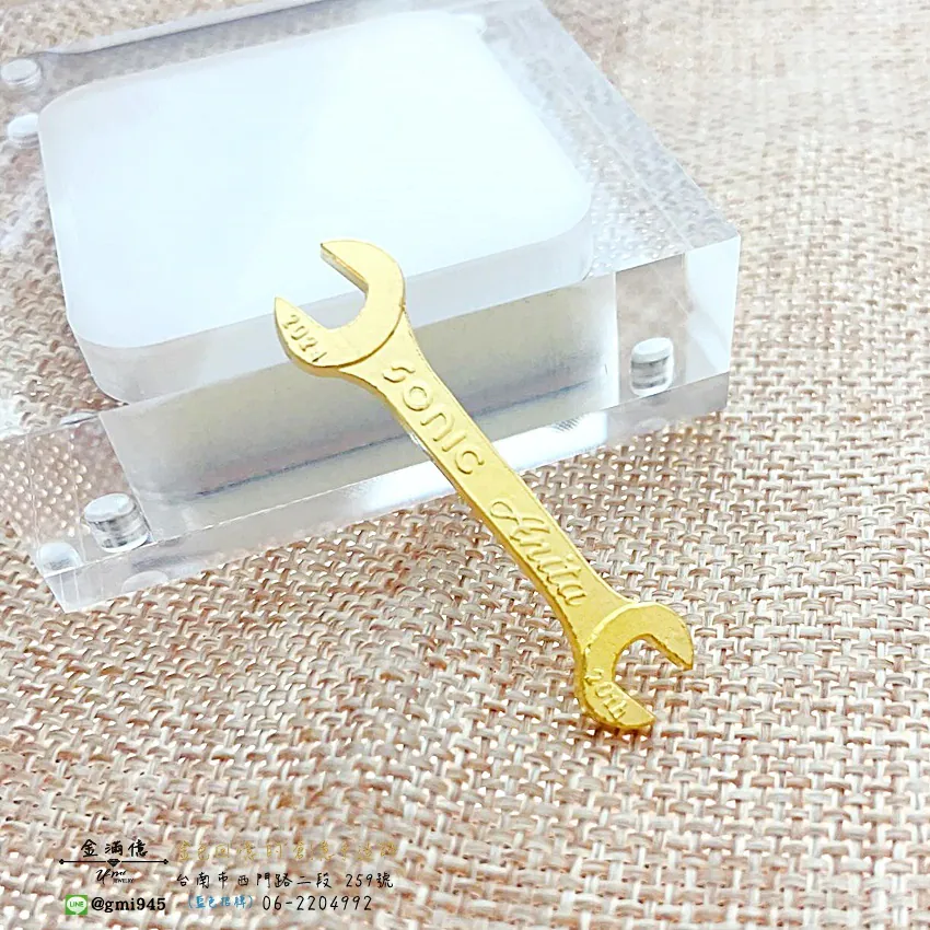 客製化飾品-生財工具黃金板手-退休禮物 (1)