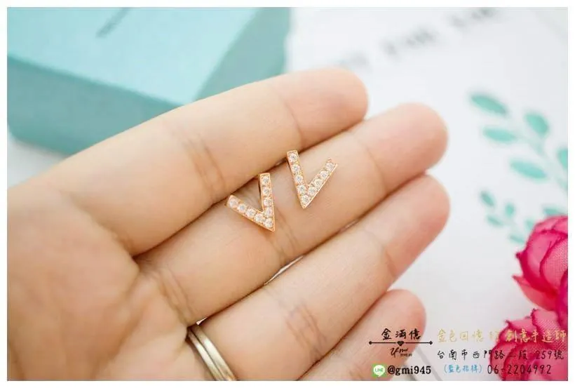 訂做玫瑰K金-英文單字V鑽石耳環 (3)