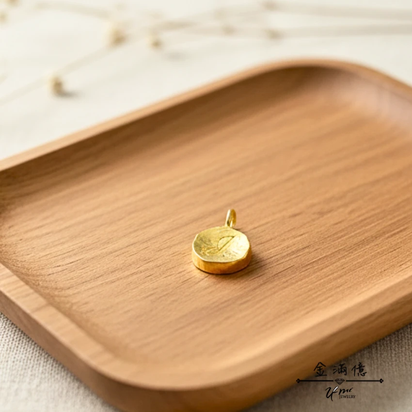 客製化飾品-捶打質感英文-黃金墜飾