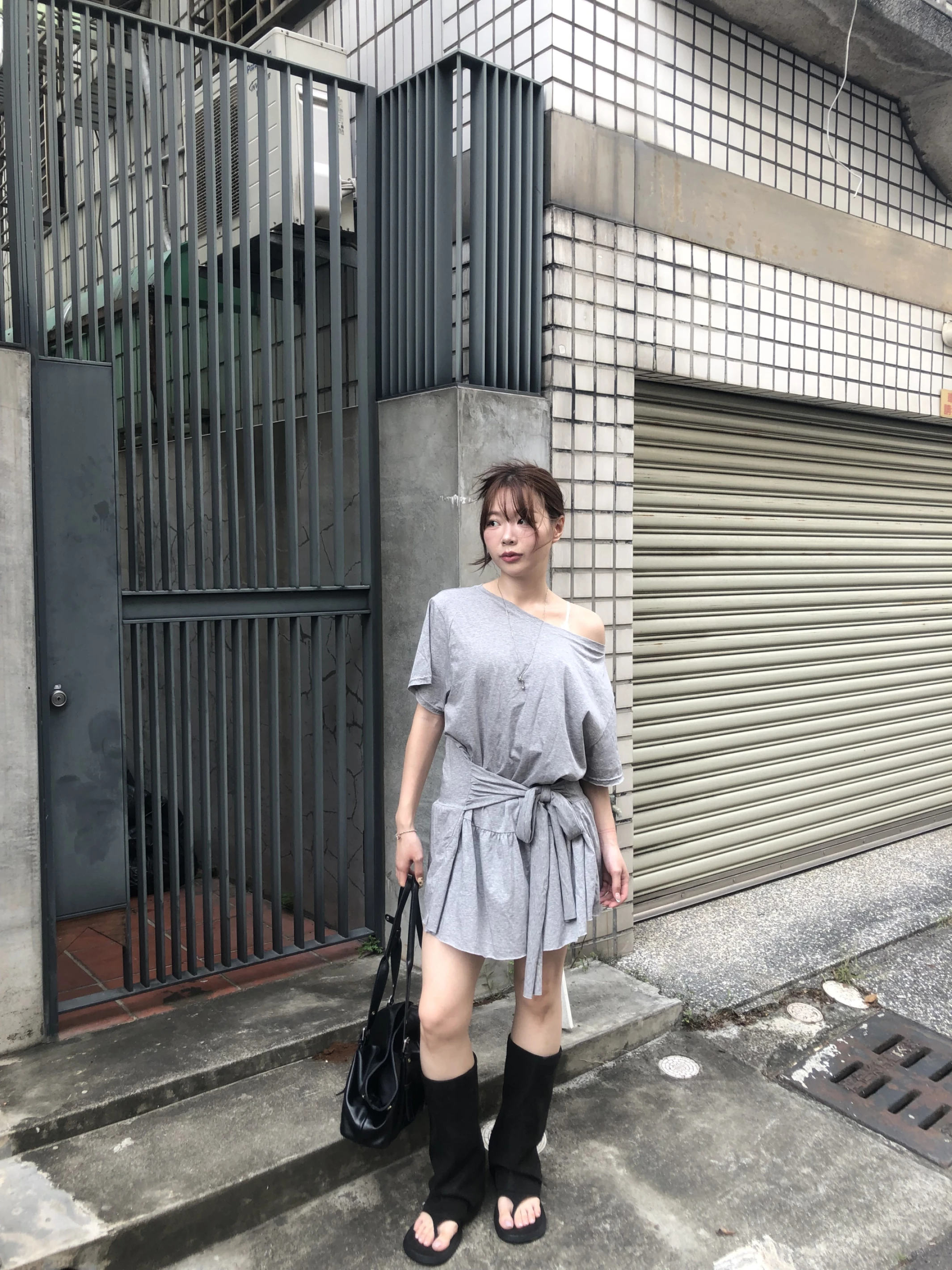 手刀搶🏃‍♀️休閒好穿斜肩綁帶連身裙 SKT04