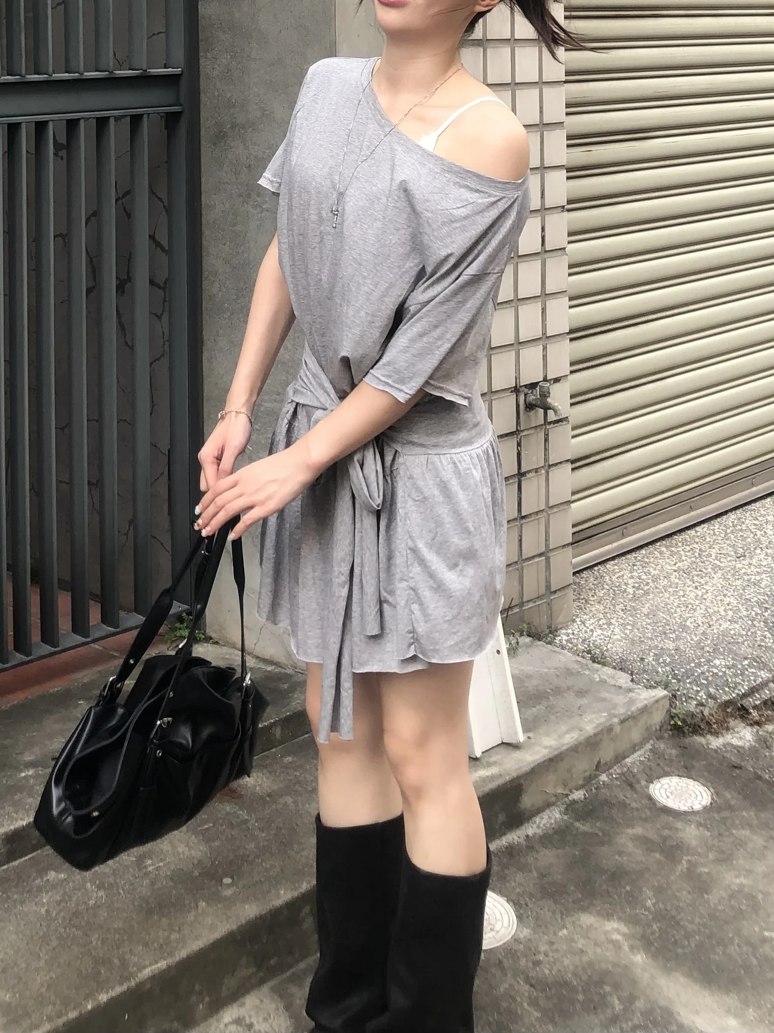 手刀搶🏃‍♀️休閒好穿斜肩綁帶連身裙 SKT04