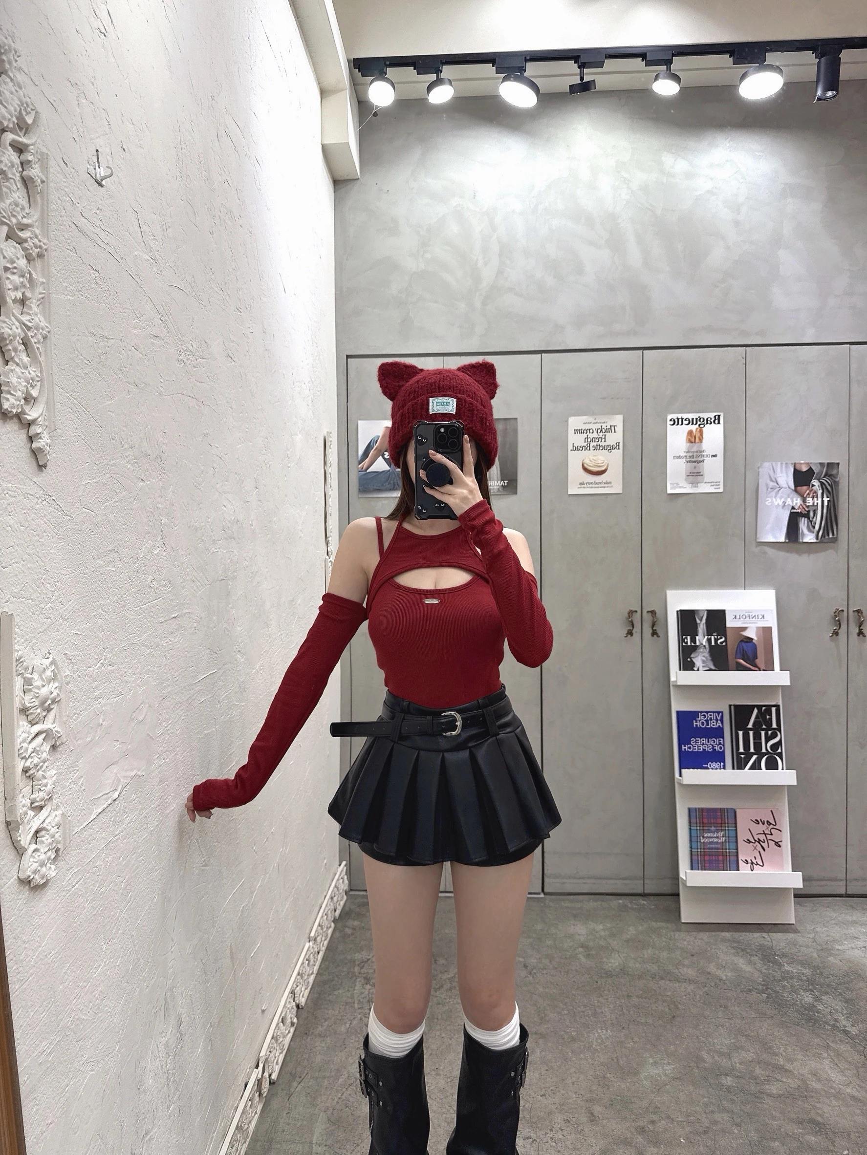(現貨)獨家歐美款削肩胸鐵牌簍空露肩長袖上衣