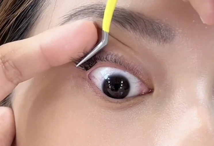 步驟 4：從眼尾開始，對準真睫毛根部貼上